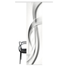 Schiebegardine mit grafischem Muster vor einem Stuhl