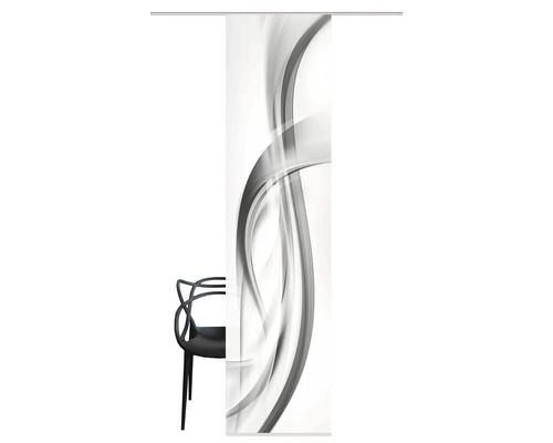 Schiebegardine mit grafischem Muster vor einem Stuhl