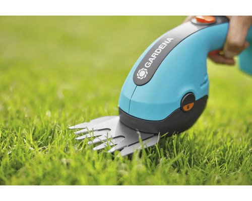 Gardena Akku-Grasschere im Einsatz auf Rasen
