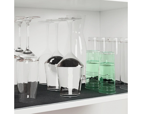 Gläser und Karaffe im Regal