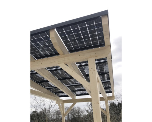 Holzcarport mit Solaranlage zur Stromerzeugung