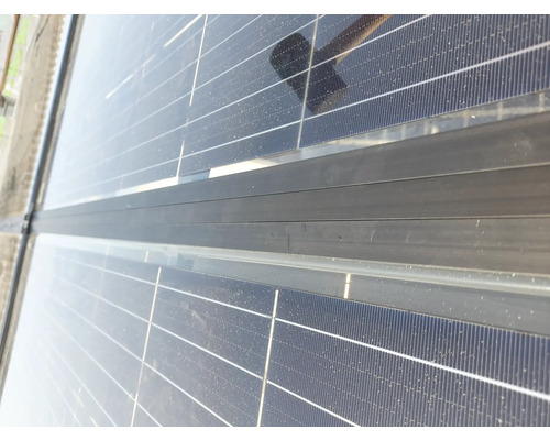Nahaufnahme von Solarmodulen auf einem Dach