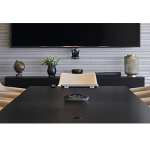 Konferenzraum mit Tisch, Stühlen, Schrank und Fernseher