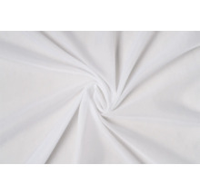 Weißer Gardinenstoff mit Faltenwurf