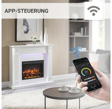 Dekorativer Elektrokamin mit App-Steuerung in einem Wohnzimmer