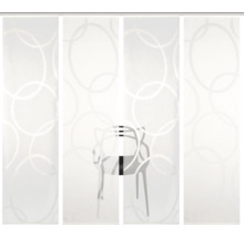 Schiebegardinen mit Kreisdesign und Stuhl