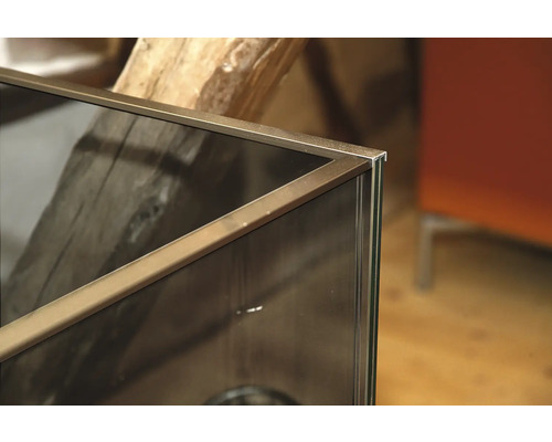 Detailansicht einer Duschkabine mit Metallrahmen und Glaswänden