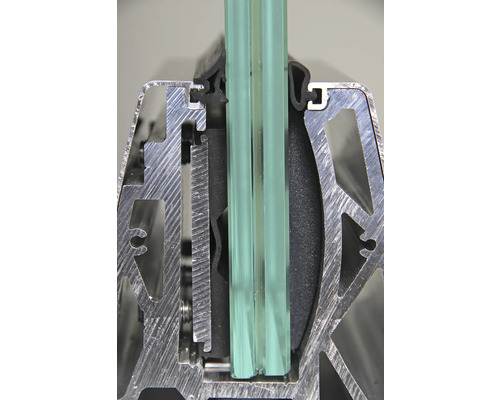 Querschnitt eines Fensterrahmens mit Doppelverglasung aus Metall und Gummidichtungen