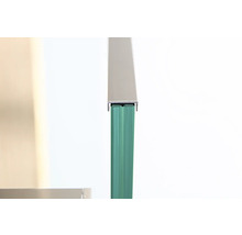 Detailansicht eines Glaselements mit Metalleinfassung