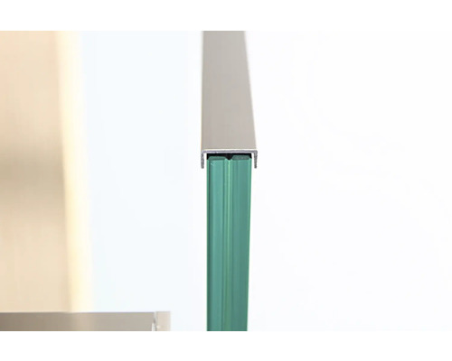 Detailansicht eines Glaspaneels mit Aluminiumprofil