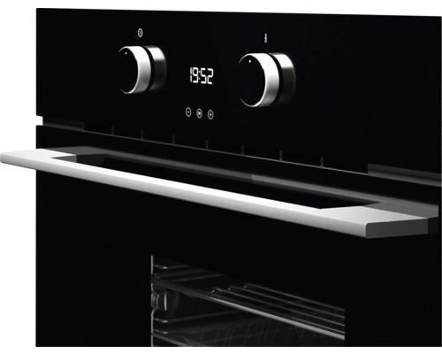 Nahaufnahme eines schwarzen Ofens mit Griff und Bedienknöpfen