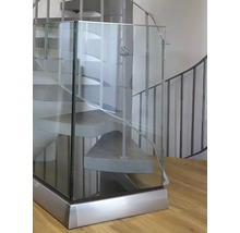 Treppe mit Glasgeländer und Metallstufen
