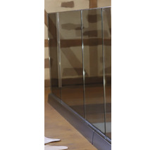 Glasgeländer im Innenbereich mit Metallrahmen