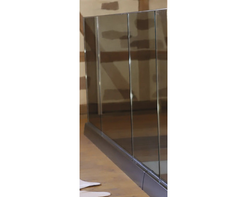 Glasgeländer im Innenbereich mit Metallrahmen