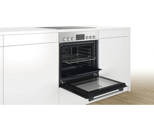 Einbaubackofen mit offener Tür in einer modernen Küche.