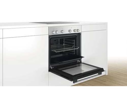 Einbauherd mit offener Ofentür in einer modernen Küche.