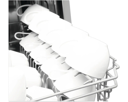 Mehrere Tassen in einem Geschirrspülerkorb.