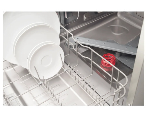 Innenraum eines Geschirrspülers mit Geschirr und Besteckkorb