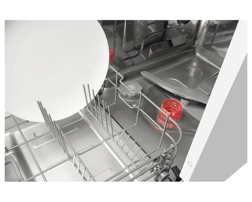 Innenansicht eines Geschirrspülers mit Geschirrkorb und einem Teller