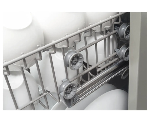 Innenraum eines Geschirrspülers mit Geschirr im Geschirrkorb