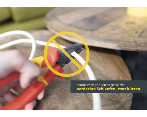 Eine Hand hält eine Kombizange mit gelb-roten Griffen über ein weißes Kabel, durchgestrichen von einem gelben Kreis.