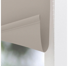 Detailaufnahme eines Rollos mit Kettenzug zur Fensterdekoration