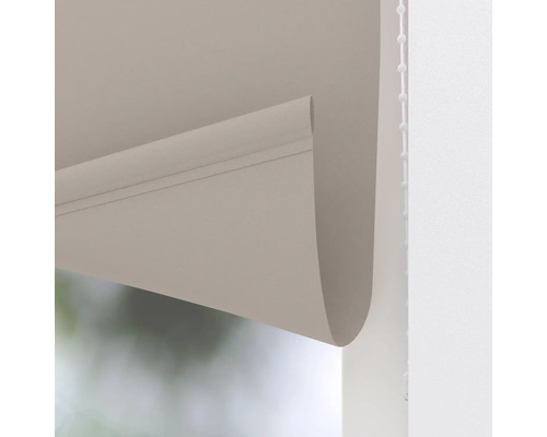 Detailaufnahme eines Rollos mit Kettenzug zur Fensterdekoration