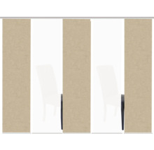 Schiebegardinen aus Stoff vor einem Fenster