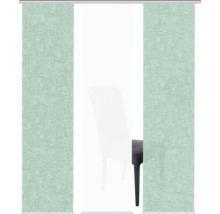 Schiebegardinen aus Stoff vor einem Stuhl