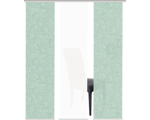 Schiebegardinen aus Stoff vor einem Stuhl