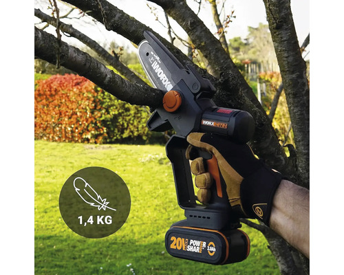 Akkubetriebene Astsäge beim Schneiden eines Astes.