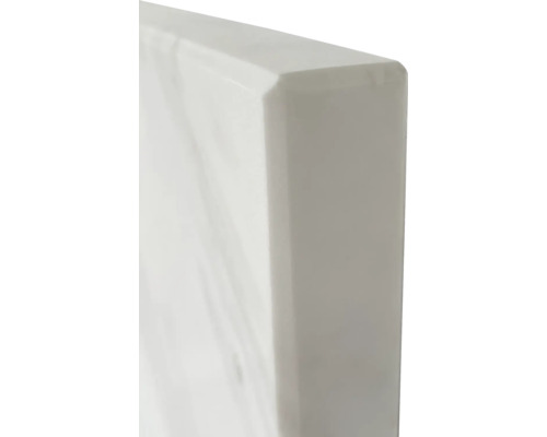 Detailansicht einer weißen Waschtischplatte mit Marmorierung