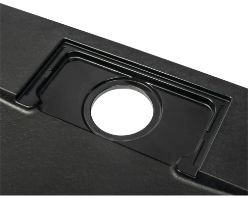 Detailaufnahme eines schwarzen Spülbeckens mit Ablaufgarnitur