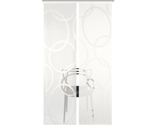 Schiebegardine mit Ringmuster vor einem Stuhl