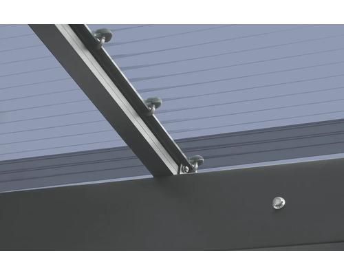 Detailansicht einer Terrassenüberdachung mit Befestigungselementen