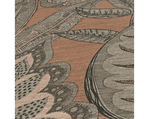 Detailansicht einer gemusterten Tapete mit floralen Motiven für die Wandgestaltung