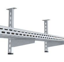 Metall-Kabelrinne mit Befestigungselementen zur Deckenmontage