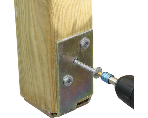 Holzpfosten mit Metallplatte und Schraube befestigt mit einem Schraubendreher