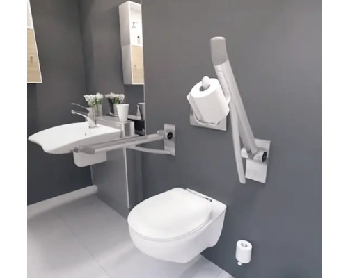 Badezimmer mit Toilette, Waschbecken und Haltegriffen für barrierefreie Nutzung
