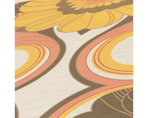 Detailaufnahme einer Tapete mit floralem Muster und Retro-Design