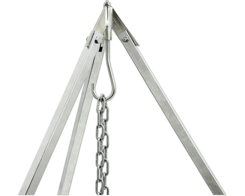 Detailansicht eines Grill Dreibeins mit Kette