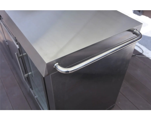 Detailansicht eines Outdoorküchenschranks mit Edelstahlplatte und Griff