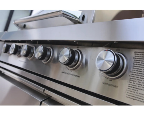 Nahaufnahme eines Edelstahlgrills mit Drehknöpfen zur Steuerung der Hitze