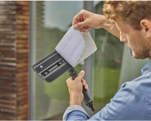 Mann befestigt ein Fensterwischerpad am Fensterwischer