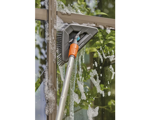 Fensterreinigung mit Fensterwaschbürste und Teleskopstiel