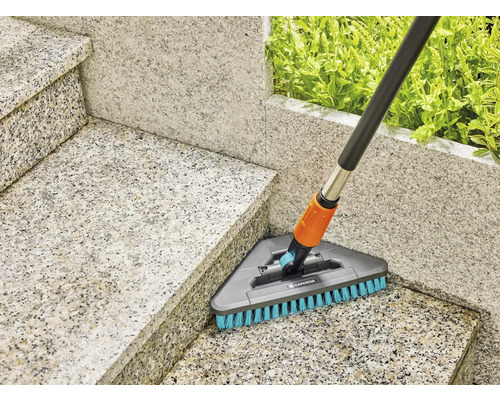Gardena Kehrbesen mit Teleskopstiel im Einsatz auf einer Steintreppe