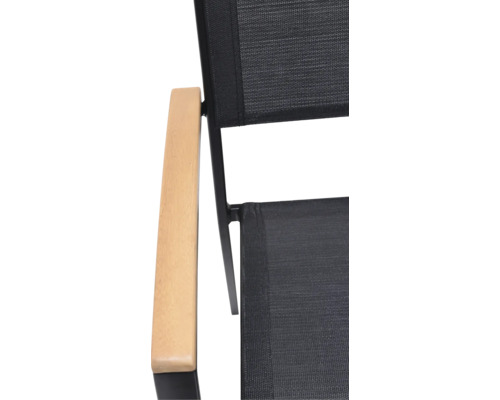 Detailansicht eines Gartenstuhls mit Armlehne aus Holz und schwarzer Sitzfläche.