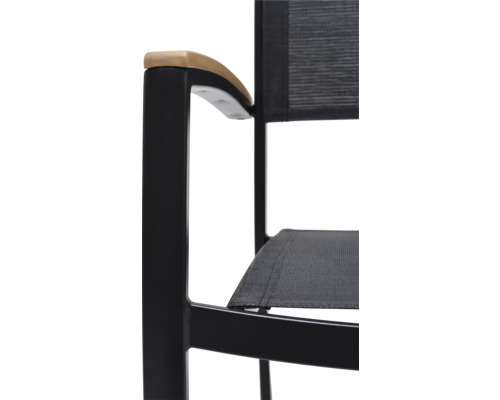 Detailansicht eines Gartenstuhls mit Armlehne aus Holz und schwarzem Gestell