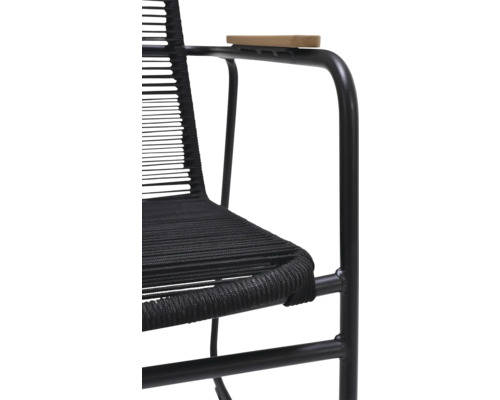 Detailansicht eines schwarzen Stuhls mit Armlehne aus Holz