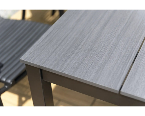 Detailansicht einer Gartentischplatte mit Holzstruktur